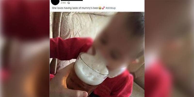 Fa bere un boccale di birra alla figlia di 6 mesi