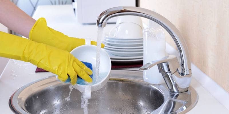 Perché non si deve usare la spugna da cucina per pulire il latte