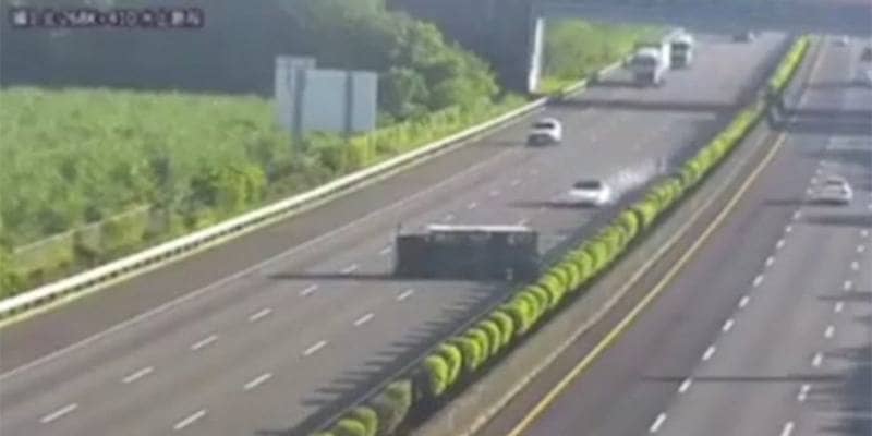 Il Tir si ribalta, la Tesla non rallenta e si schianta a tutta velocità