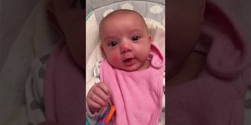 La bimba di 8 settimane che dice 