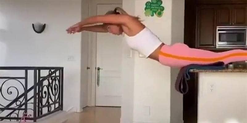 Julija Efimova, l'esercizio impossibile in cucina della nuotatrice