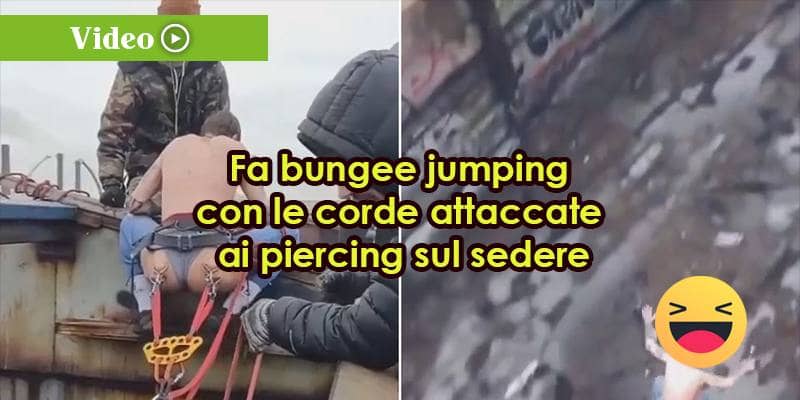 Fa bungee jumping con le corde attaccate ai piercing sul sedere