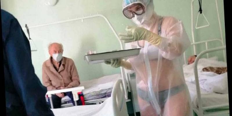 Infermiera va al reparto Covid in bikini sotto la tuta protettiva