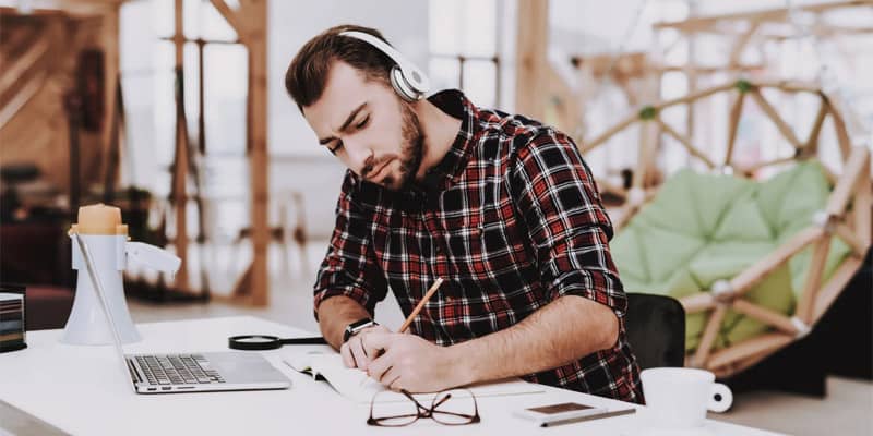 Quanto una musica di sottofondo può condizionare le prestazioni sul posto di lavoro?